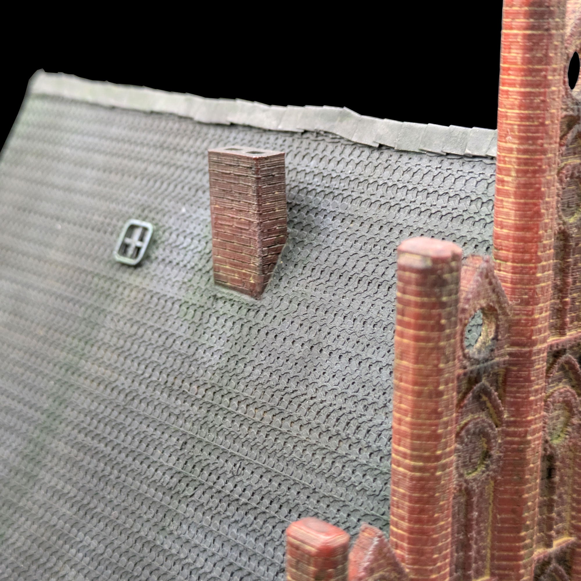 Draufsicht auf das Modell mit Fokus auf die Dachstruktur, das Dachfenster und den Schornstein.