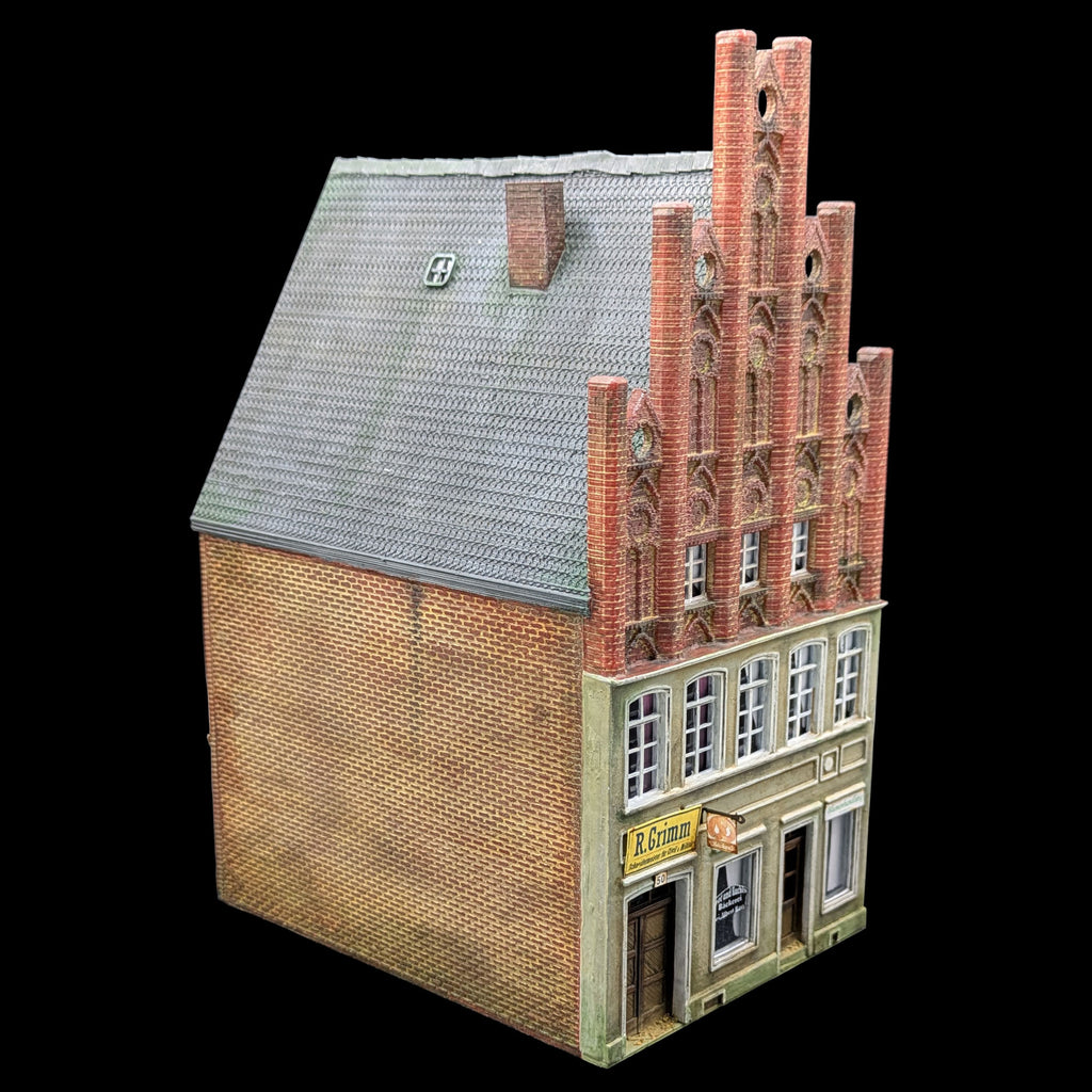 Perspektivansicht des fertig bemalten gotischen Giebelhauses Peenstraße 50 mit Blick auf die linke Seite und Front.