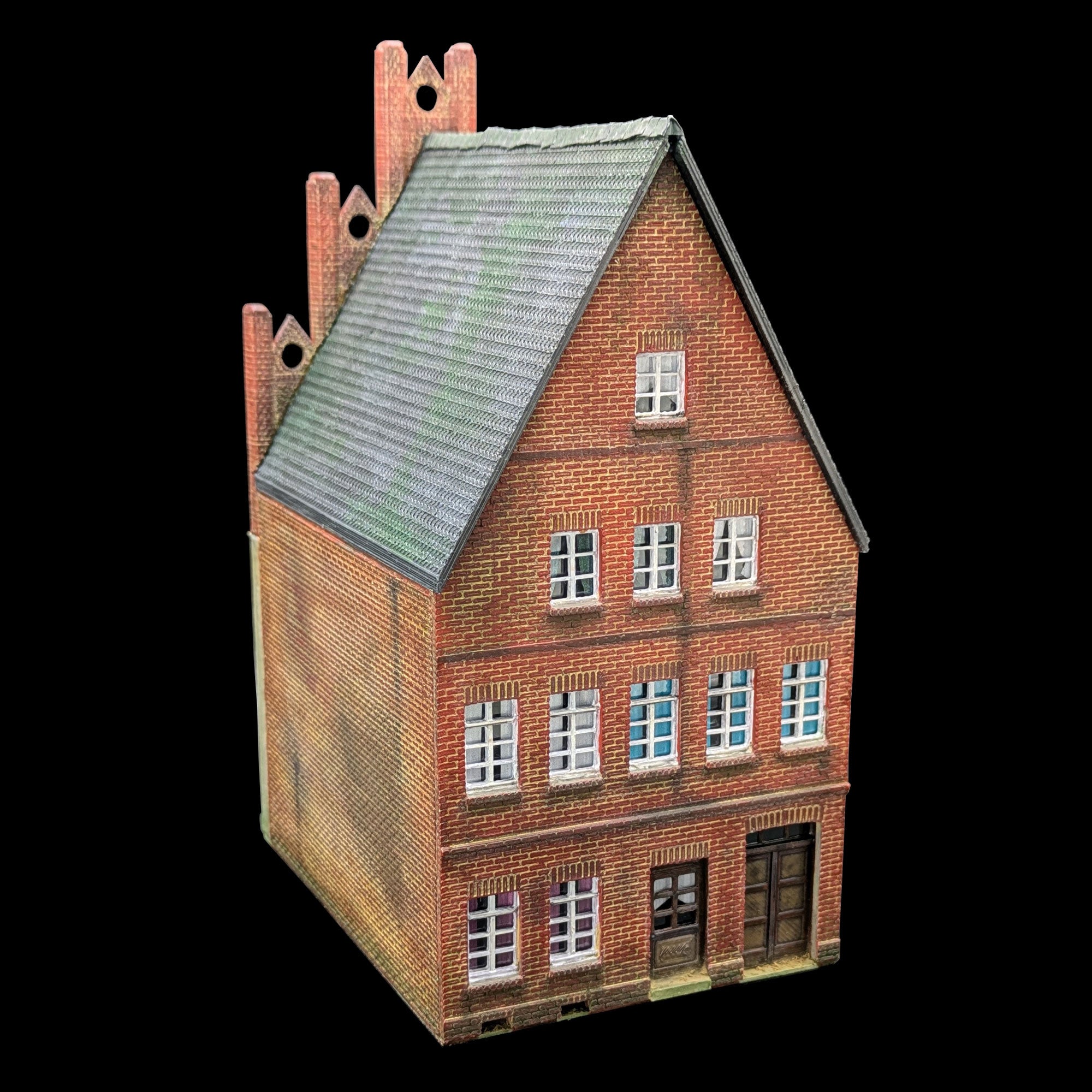 Schräge Rückansicht des bemalten Modells mit Fokus auf die Dachflächen und die hintere Giebelseite.