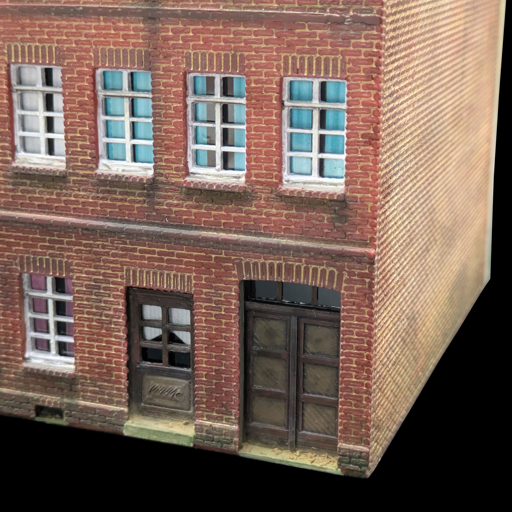 Nahaufnahme der Rückseite mit Fensterbögen und der Backsteinstruktur.