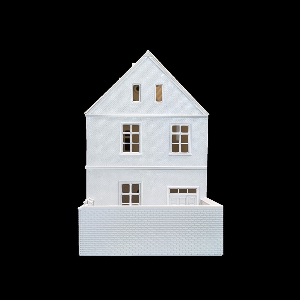 Rückseitige Ansicht des TT Modellhaus-Bausatzes mit klassischem Sattelgiebel und Hintereingang.