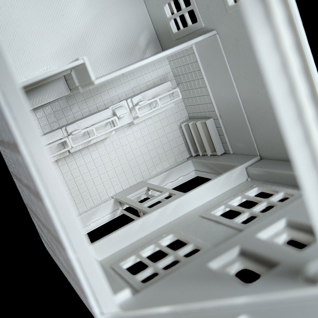 Detaillierte Innenansicht der H0 Ladeneinrichtung mit Wandregalen und gefliester Rückwand.