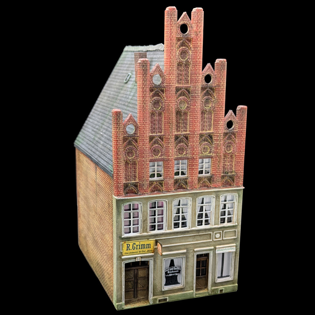 Titelbild: Detaillierter H0 Modellbausatz des gotischen Giebelhauses Peenstraße 50 Anklam, schräge Frontansicht.