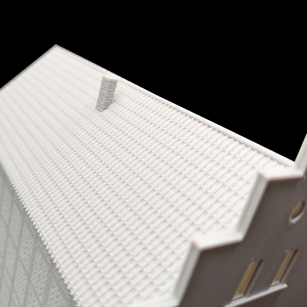 Detailansicht der Dachziegelstruktur und des Schornsteins eines H0 Stadthaus-Modells.