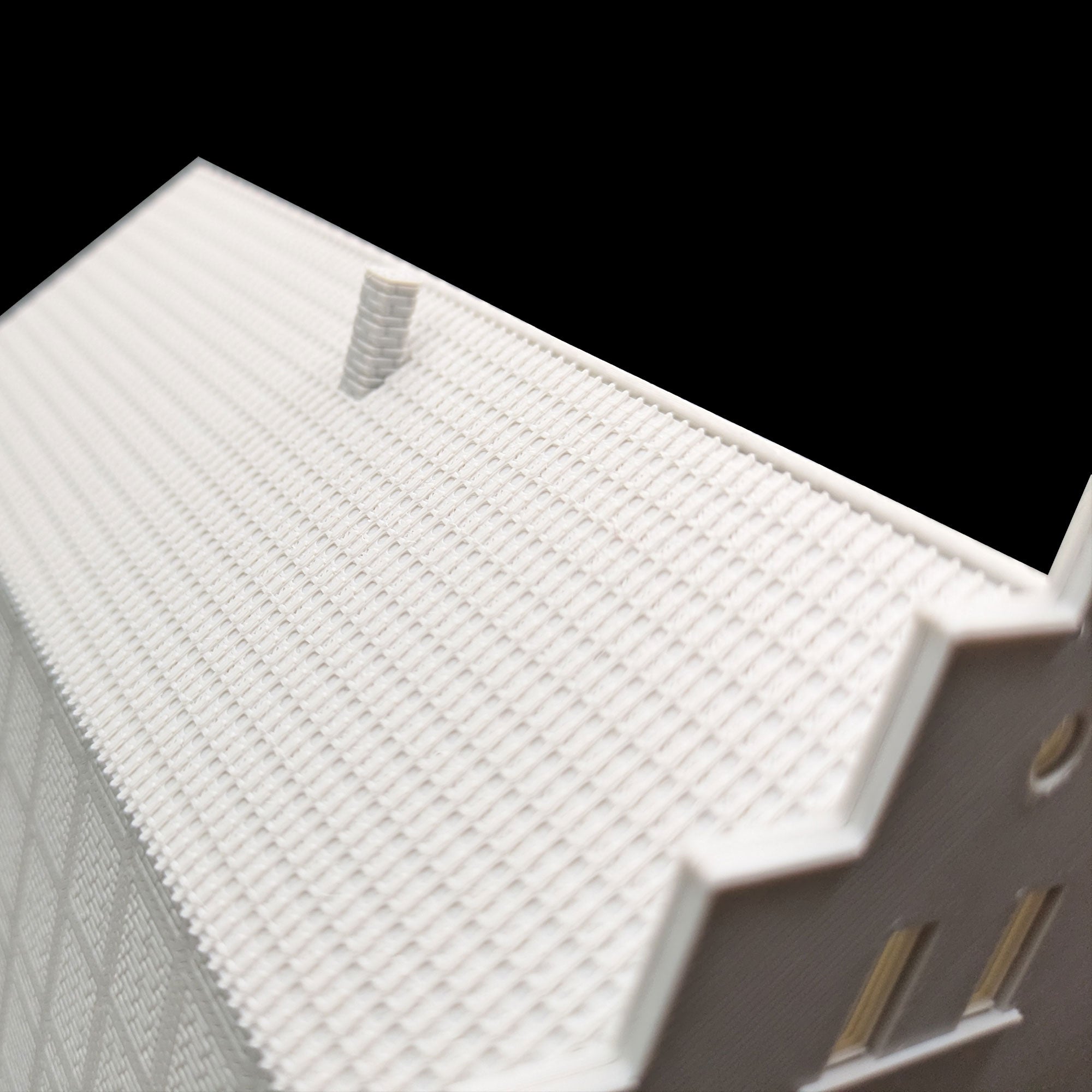 Detailansicht der Dachziegelstruktur und des Schornsteins eines H0 Stadthaus-Modells.