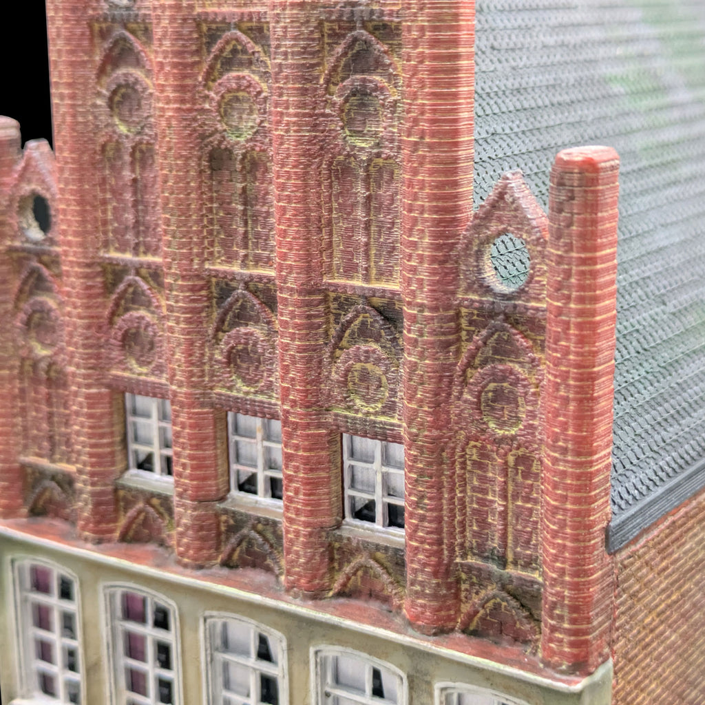 Nahaufnahme der filigranen Backstein-Verzierungen am gotischen Giebel (Maßstab 1:87).