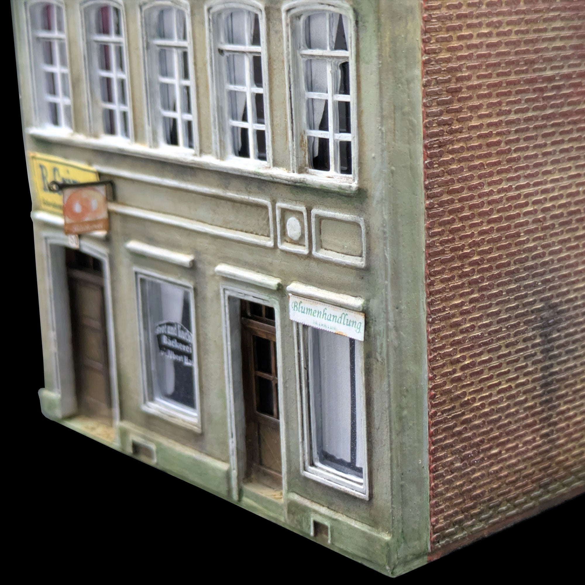 Perspektivansicht der unteren Front und rechten Seite.