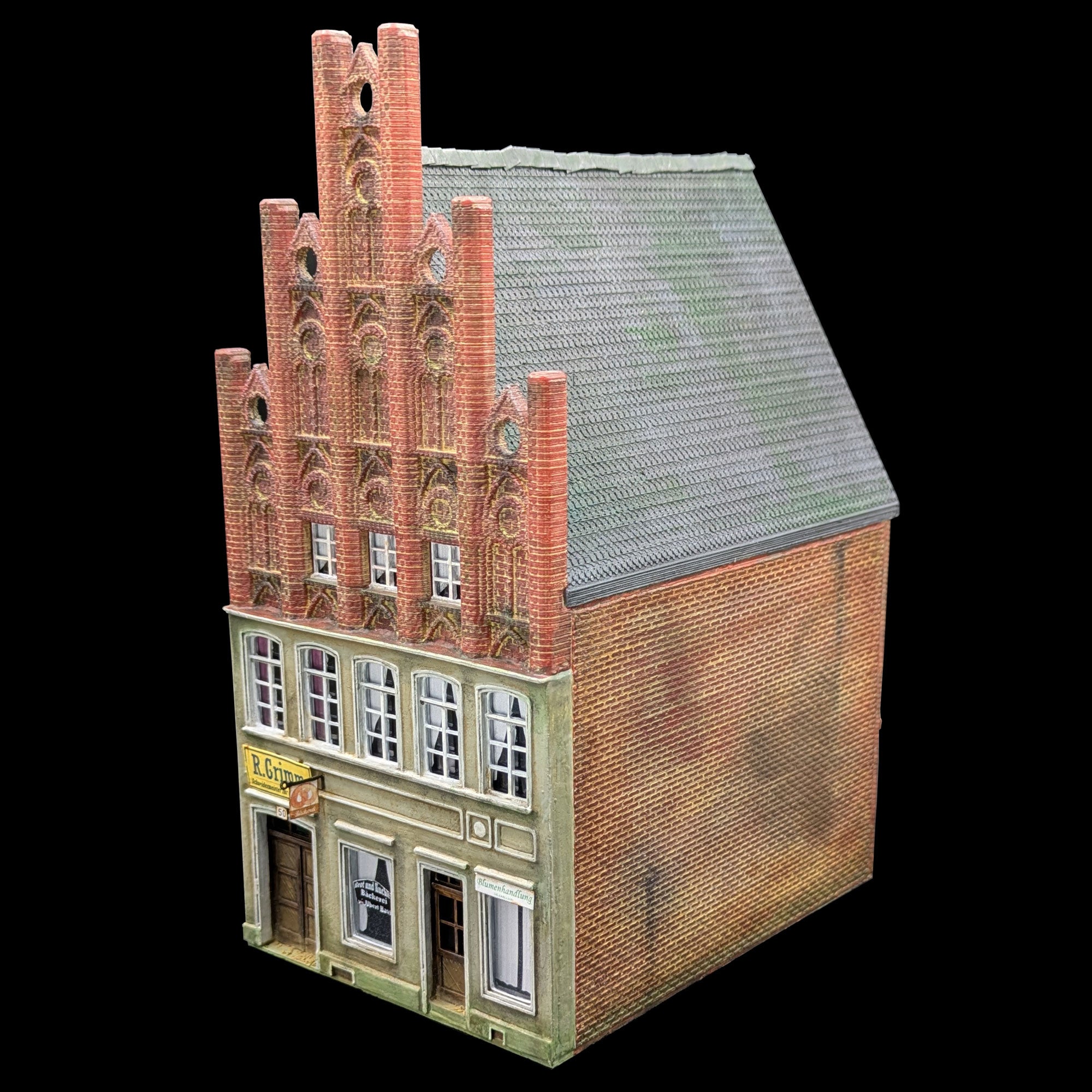 Perspektivansicht des fertig bemalten gotischen Giebelhauses Peenstraße 50 mit Blick auf die rechte Seite und Front.