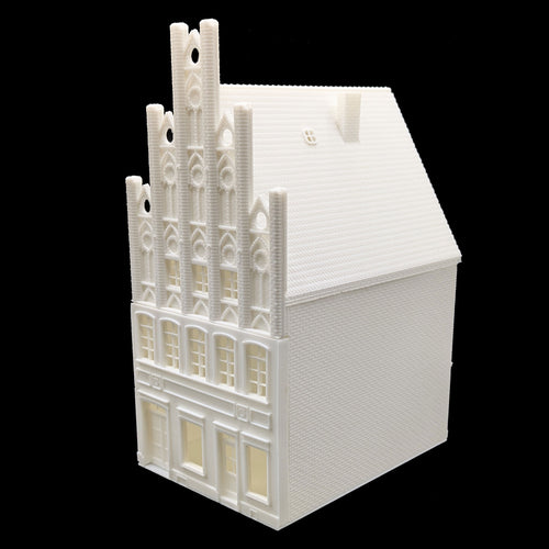 Frontansicht des unbemalten Rohbaus zur Demonstration des Ausgangszustands.