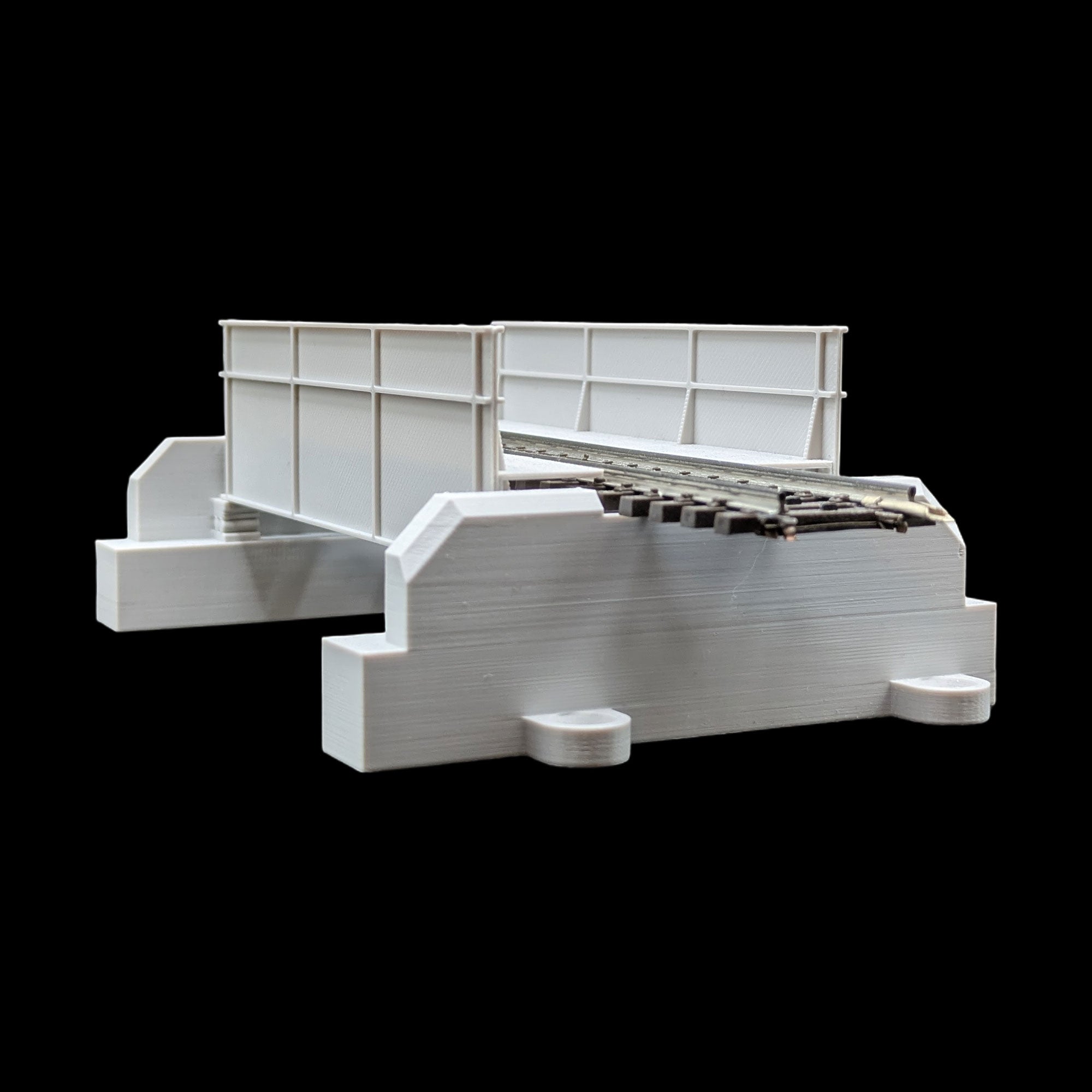 Perspektivische Ansicht der grauen Trogbrücke für H0-Gleise, ideal für industrielle Szenen auf der Modellbahnanlage.