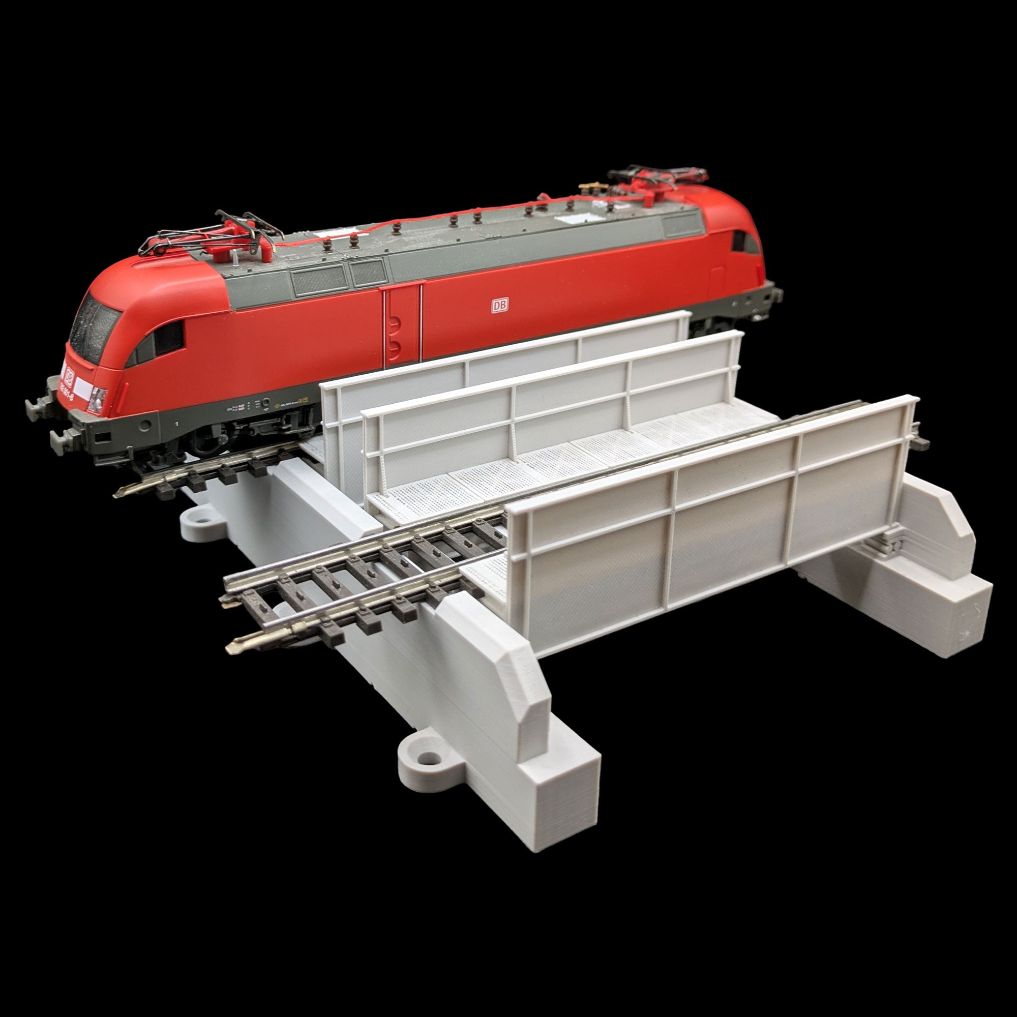 Untersicht der unbemalten, zweigleisigen H0 Brücke, zeigt die konstruktive Stabilität der 3D-Druck-Struktur.