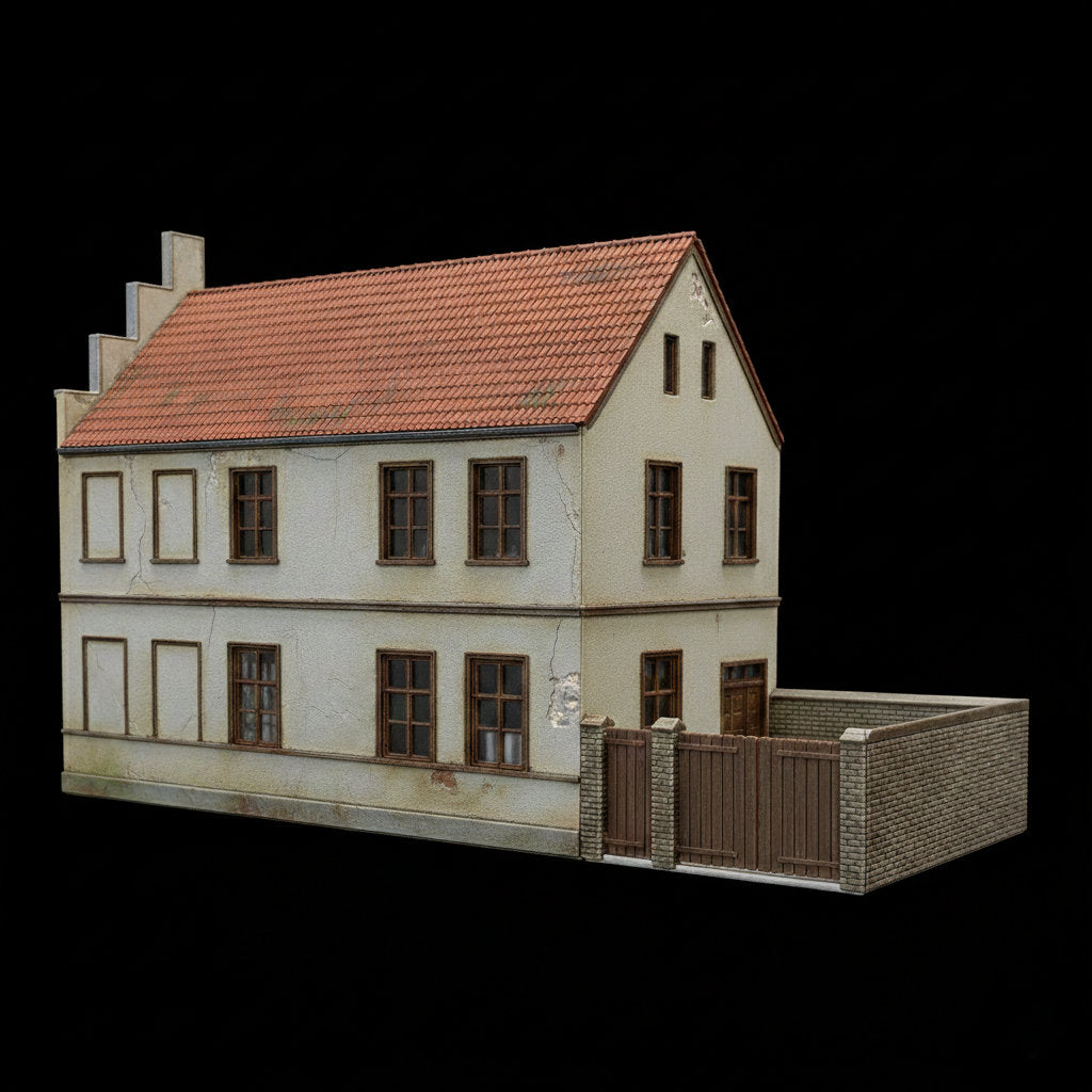 Realistisch patiniertes H0 Stadthaus mit Alterungsspuren, Treppengiebel und beleuchtetem Schaufenster.