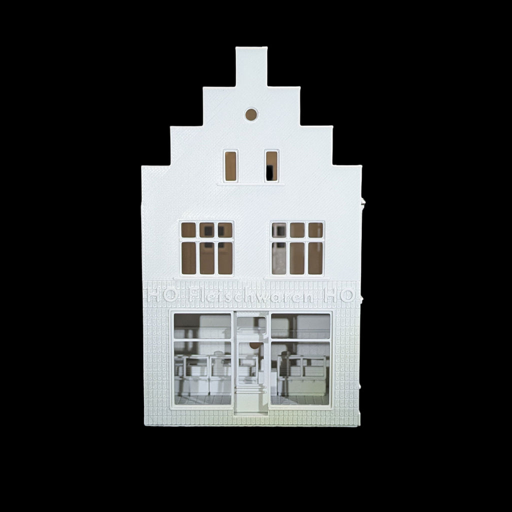 Frontansicht des H0 Stadthauses mit Treppengiebel und Schriftzug "HO Fleischwaren HO".