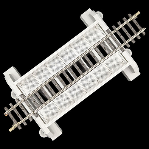 Eingleisige H0 Trogbrücke für die Modelleisenbahn, detaillierte Draufsicht auf das Gleisbett und die 3D-gedruckte Struktur.