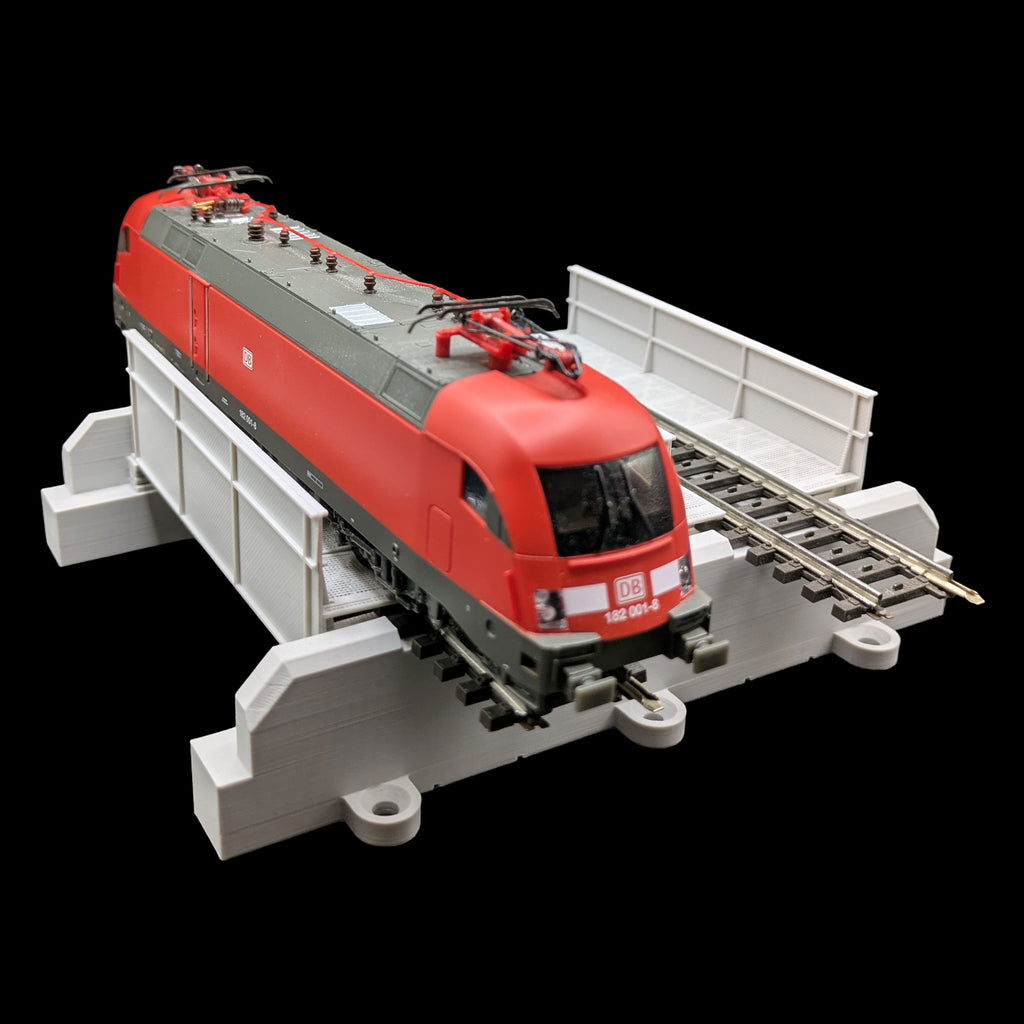 Vollständige Ansicht der zweigleisigen Trogbrücke für H0-Gleissysteme, schräge Frontansicht des Modellbausatzes.