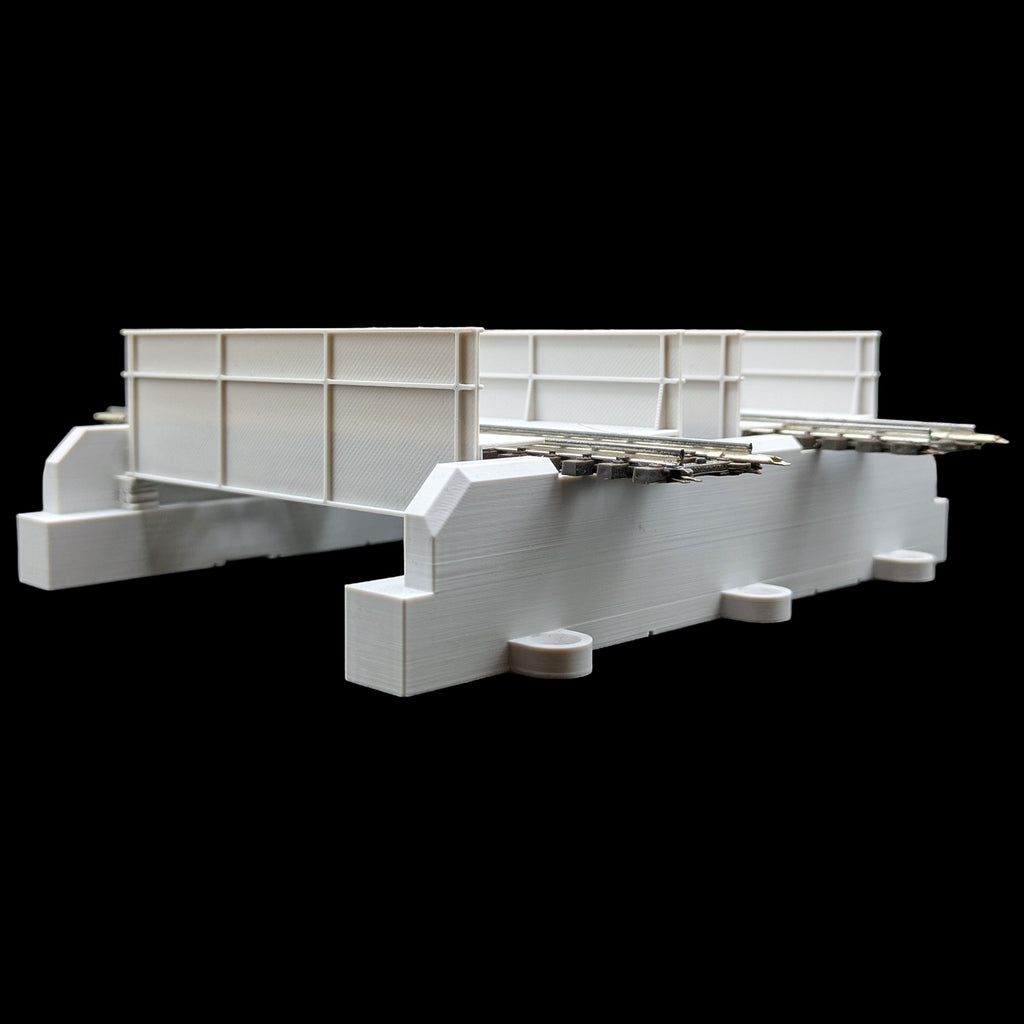 Seitenansicht der selbst entworfenen, zweigleisigen H0 Trogbrücke, zeigt die präzisen Verstrebungen und das graue 3D-Druck-Modell.