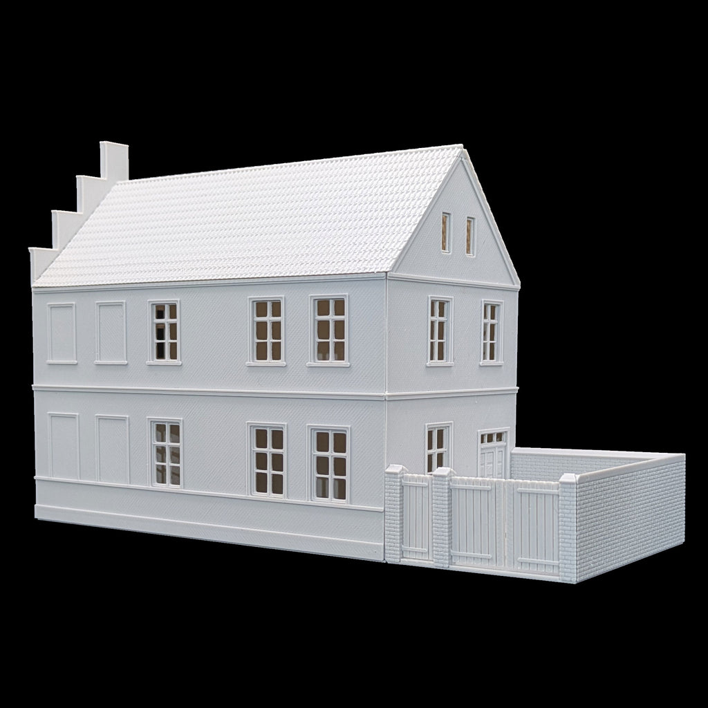 Rückansicht eines zweistöckigen Modellhauses mit angeschlossenem Hinterhof und kleiner Backsteinmauer.