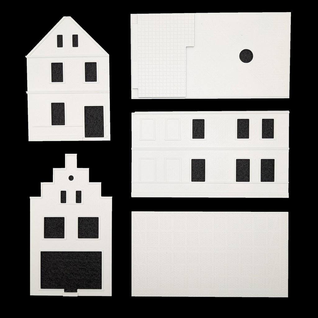 Set der Hauptwände und Giebelteile des Modellhaus-Bausatzes zur Montage.