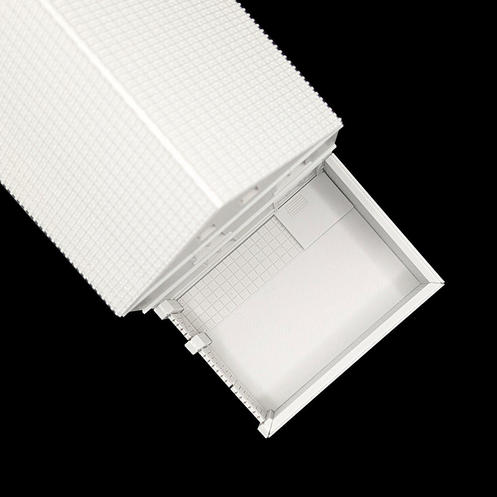 Draufsicht auf den gepflasterten Hinterhof des TT Gebäudes inklusive Hofmauer und Tor.