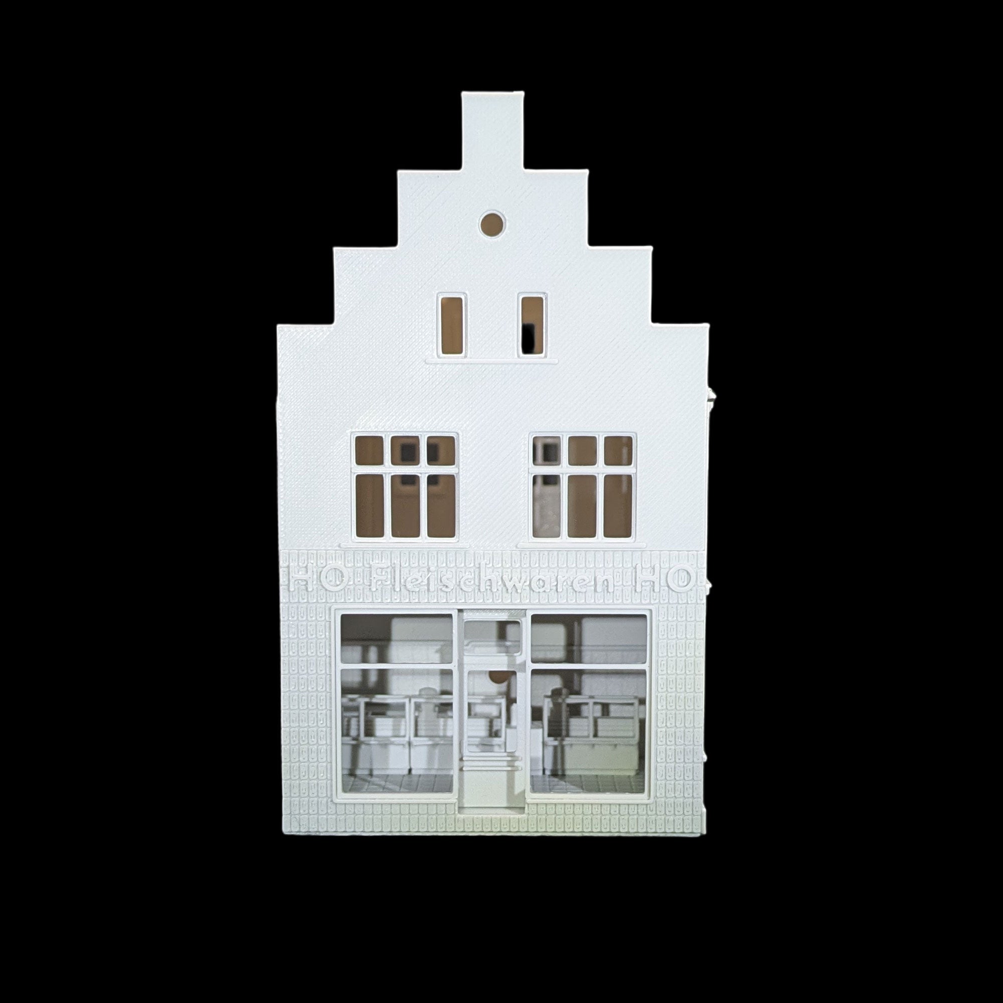 Frontansicht des TT Stadthauses mit Treppengiebel und Schriftzug "HO Fleischwaren HO".