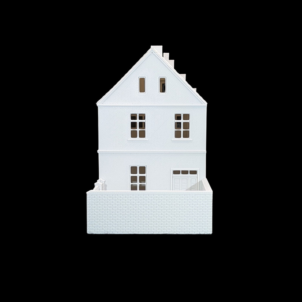 Rückseite des TT Modells mit Giebelfenstern und Blick in den eingefassten Hinterhof.